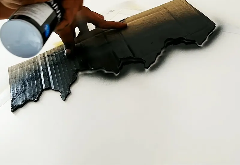 Техника все та же: прикладываем шаблон к стене и контрастным тном покрываем край из баллончика