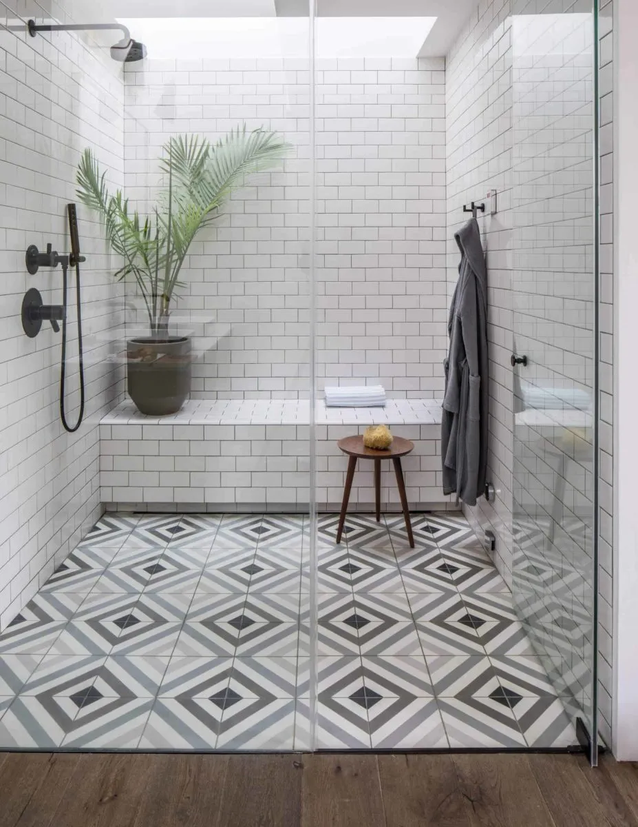 Плитка с геометрическим узором на полу ванной