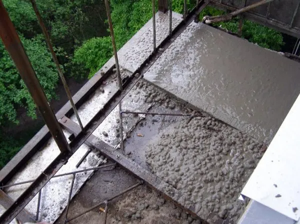 бетонная стяжка балконной плиты