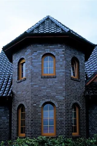 Черный кирпичный фасад со светлыми швами
