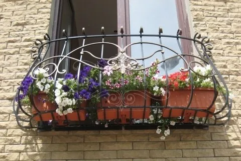 Кованый французский балкон с цветочницей