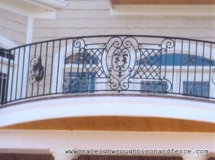 Кованый французский балкон ФБ-101 радиусный