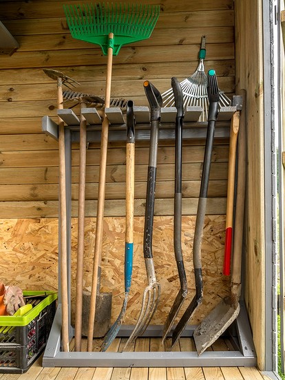 Как хранить садовые инструменты, чтобы