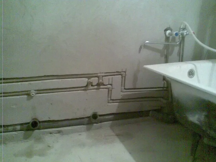 Как закрыть трубы в туалете - фото популярных способов