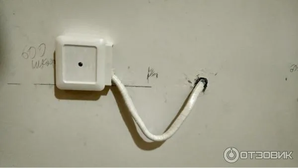 Выпуск кабеля для небольшого запаса в случае маневра установленной коробки на стене