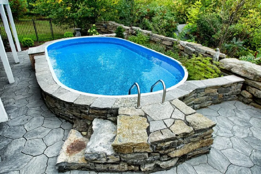 бассейн с камнем