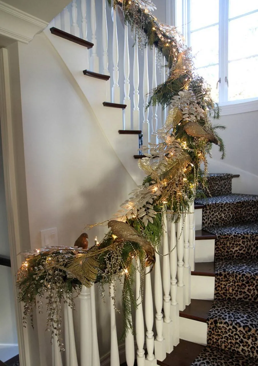 Декор лестницы в на Рождество в светлых тонах