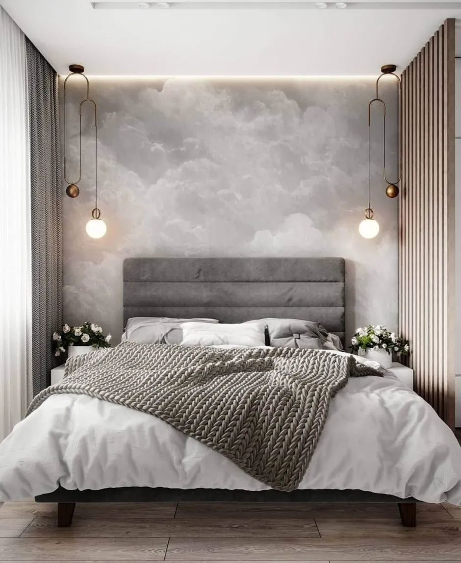 Стена над изголовьем кровати