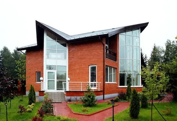 Дом из красного кирпича с панорамным остеклением