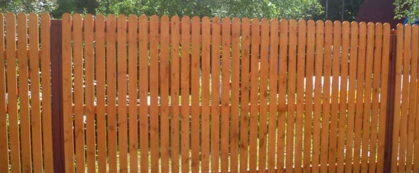 Забор из деревянного штакетника своими