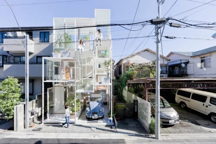 прозрачный дом в Токио вид снаружи