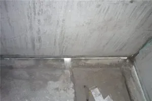 Закрываем щели в бетоне на балконе