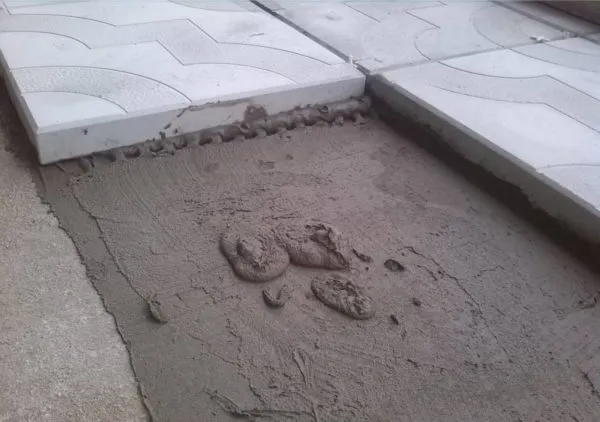 Укладка тротуарной плитки на бетонное основание.