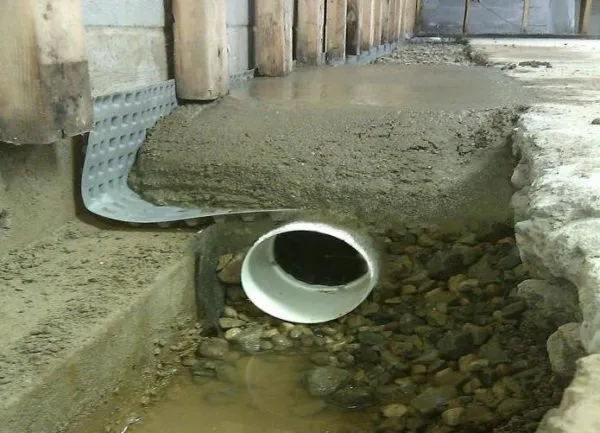 Дренажная труба под слоем армированного бетона.