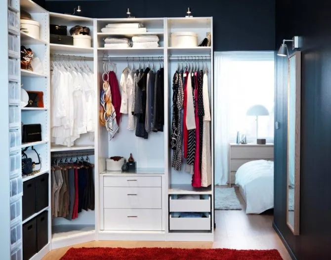 Обустроить гардеробную можно самостоятельно, главное — заранее продумать ее дизайн и подобрать мебельный гарнитур