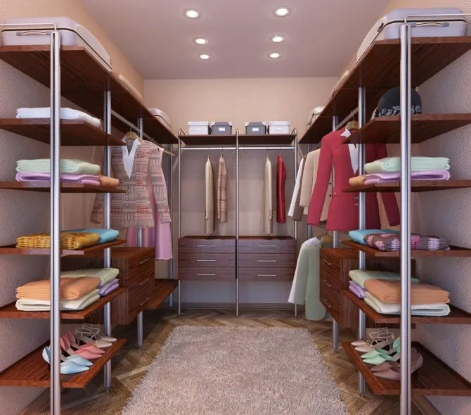Даже небольшая гардеробная комната должна иметь стеллажи, выдвижные ящики и удобные полочки для одежды