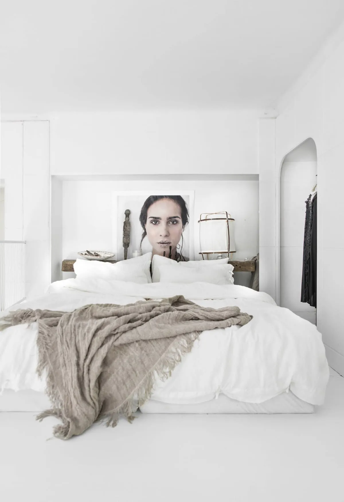 Белоснежная скандинавская спальня с нотками минимализма