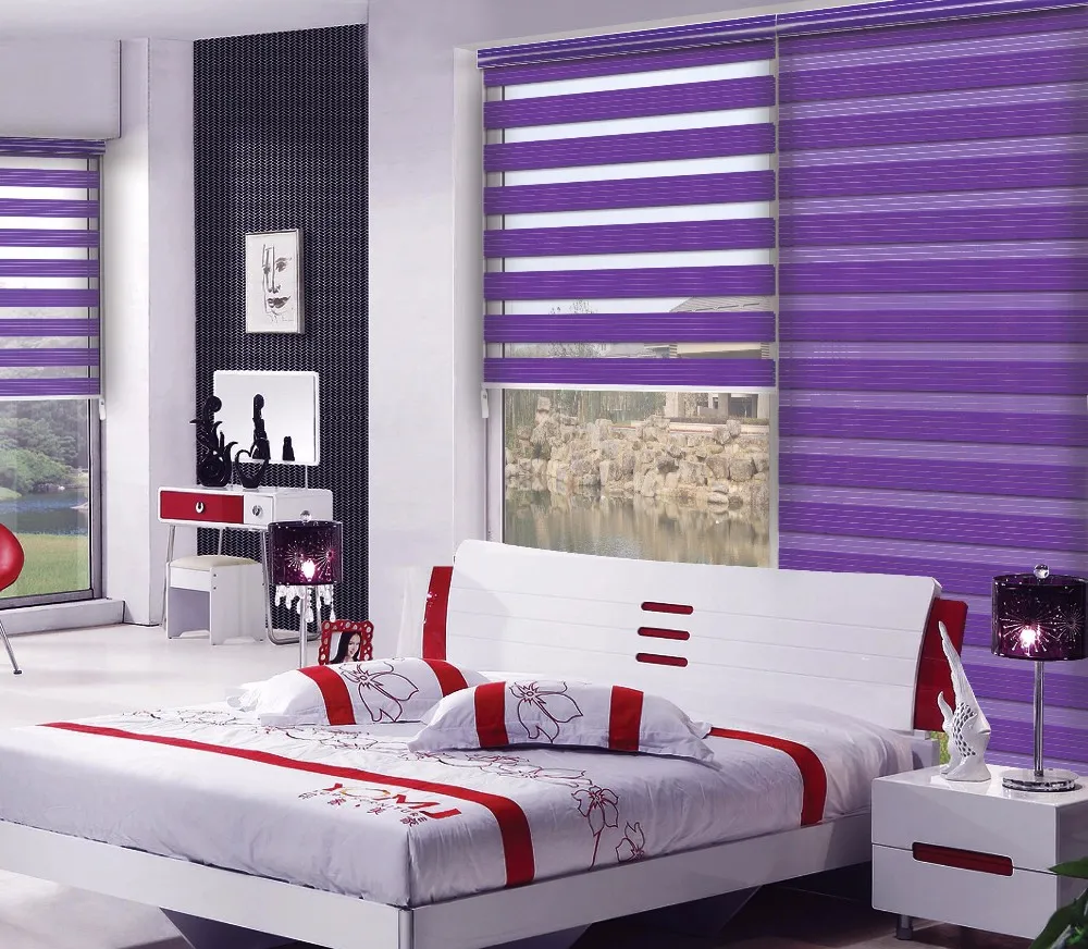 Штора зебра с фиолетовыми полосками в интерьере спальни