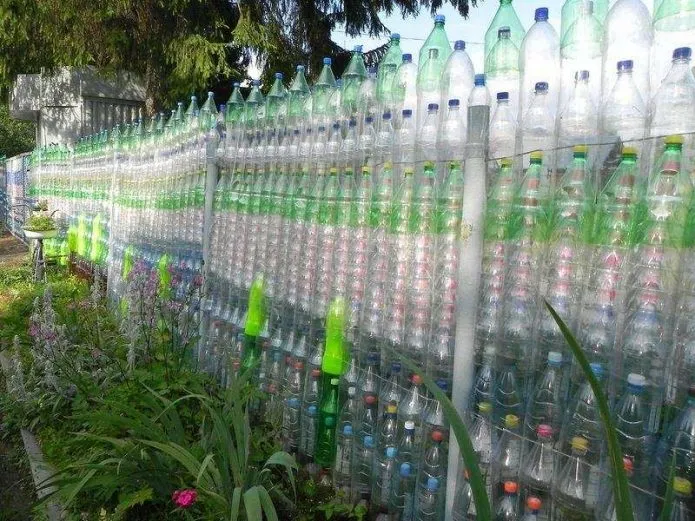 Декоративный забор из бутылок