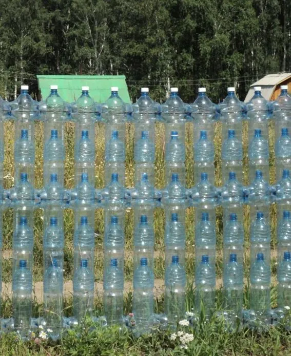 Готовый забор из пластиковых бутылок