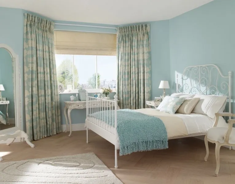 Голубы шторы в спальне