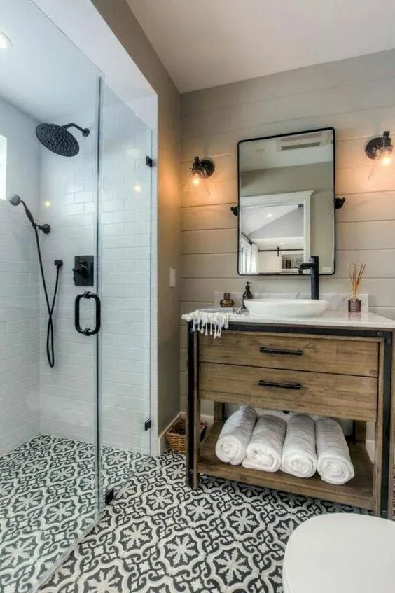 деревянная ванная комната с керамической плиткой