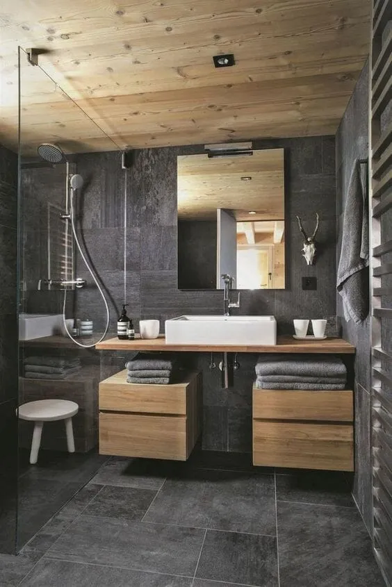 деревянная ванная комната с темным камнем