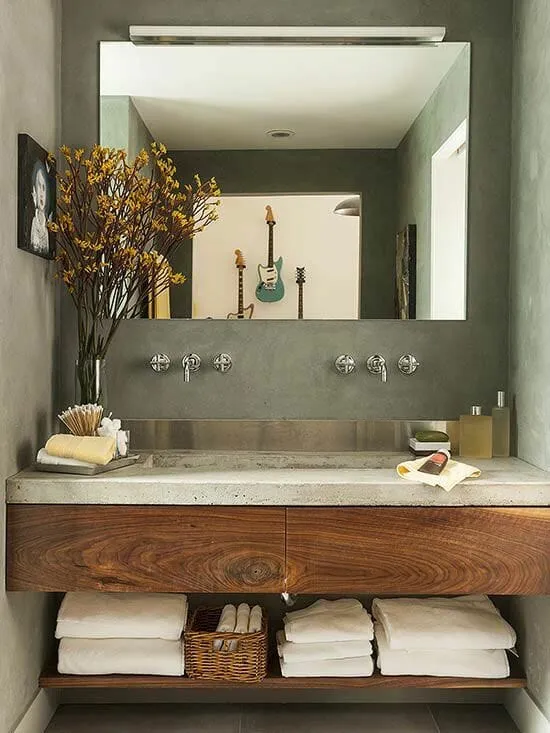 Винтажный декор ванной комнаты и серебряные краны с цветами в вазе 