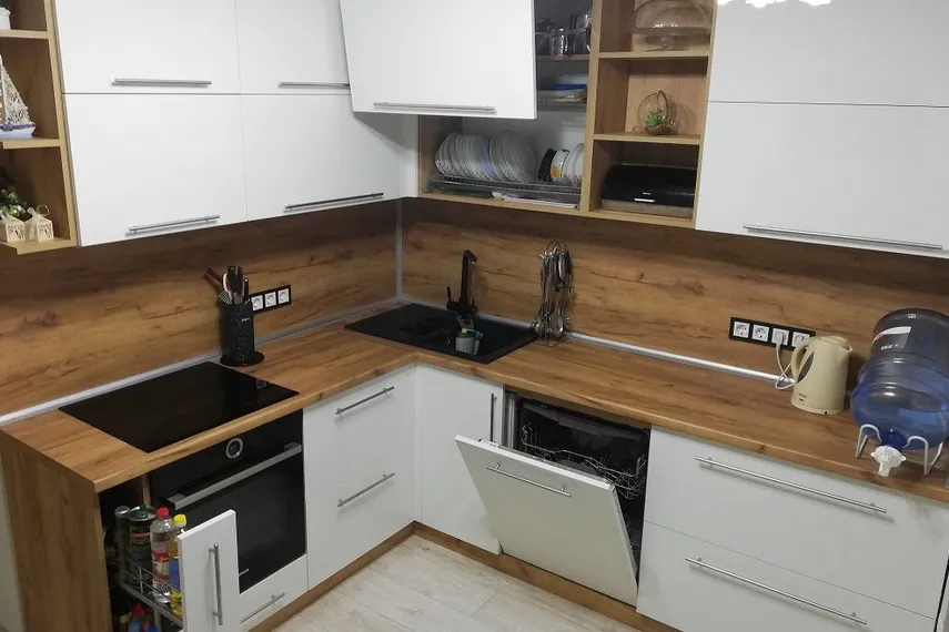 кухня с деревянным фасадом