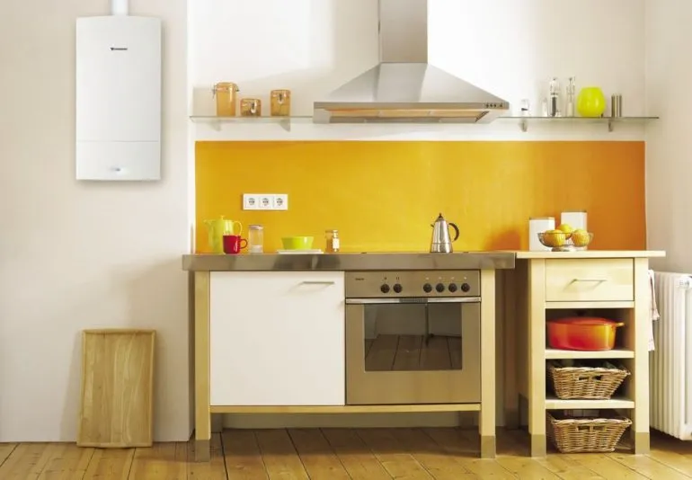 Многие модели газовых котлов имеют дизайн, вполне подходящий для открытого размещения на кухне