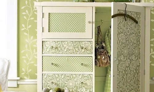 Для отделки шкафа обоями можно использовать любые цвета и даже комбинировать разные полотна
