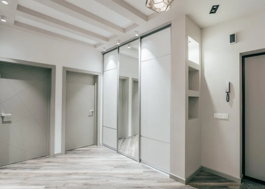 Встроенный шкаф купейного типа в коридоре стиля минимализм