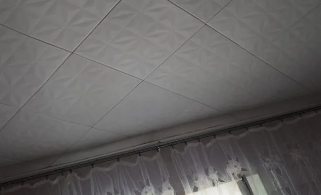 диагональная поклейка потолочной плитки преображает потолок