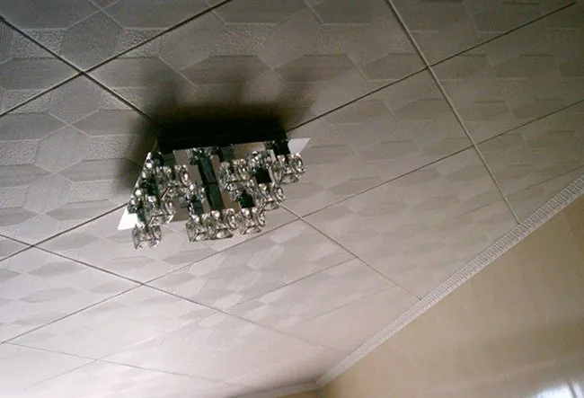 потолочная плитка клеится на потолок по диагонали без проблем