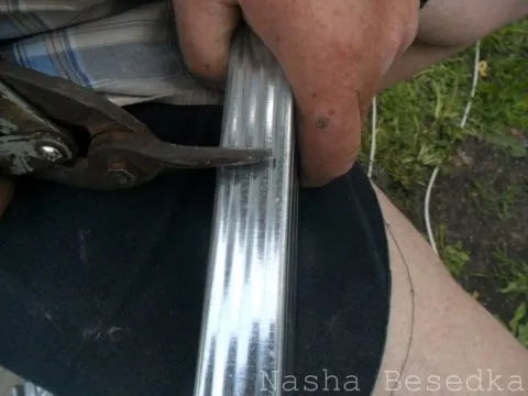 Бортики резали ножницами по металлу