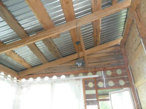 Нижняя веранда с высоким потолком