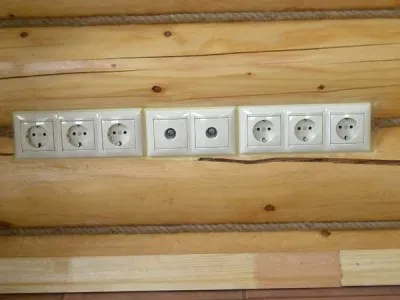 Электропроводка и розетки в здании из дерева имеют свои особенности.