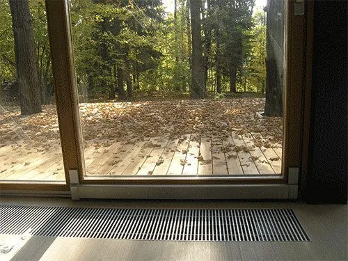 Панорамное окно с внутрипольным конвектором.