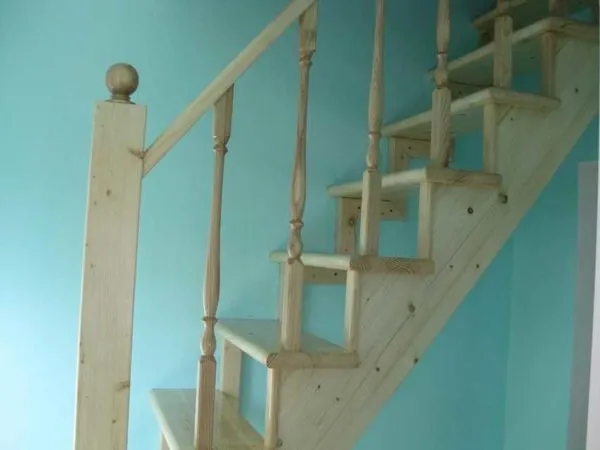 Крепление поручня лестницы на опорные столбы или балясины можно сделать несколькими способами 
