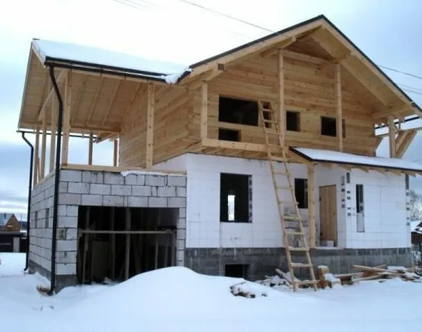 Строительство двухэтажного комбинированного каменно-деревянного дома