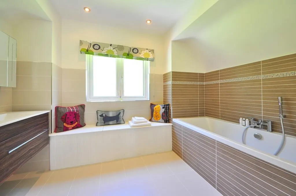 Фото дизайна светлой ванной комнаты