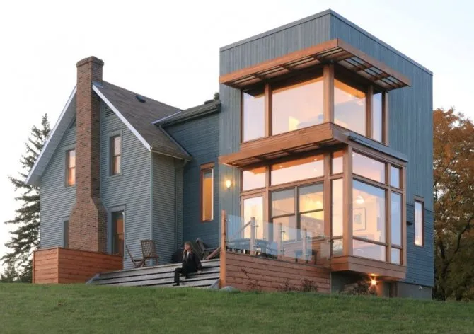 Крыльцо современного дома построено их бетона, дерева и стекла