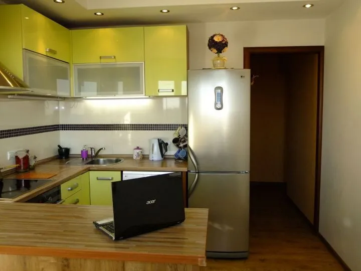 Удобное расположение холодильника в маленькой кухне