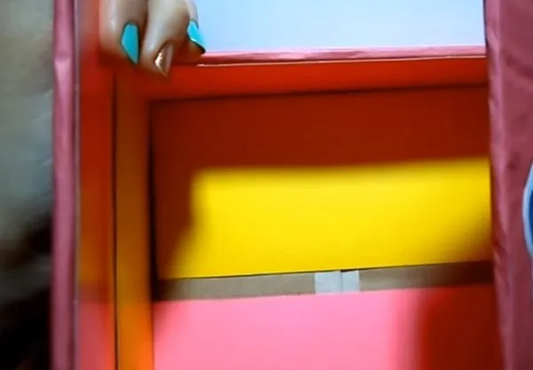Изнутри наклеен цветной картон