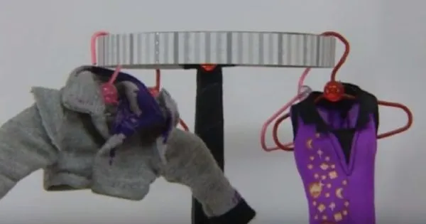 Одежда для кукол на вешалке