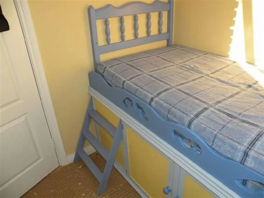 высокая детская кровать с ящиками для хранения