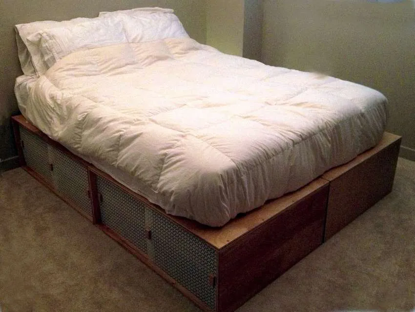 кровать из дерева с ящиками для хранения