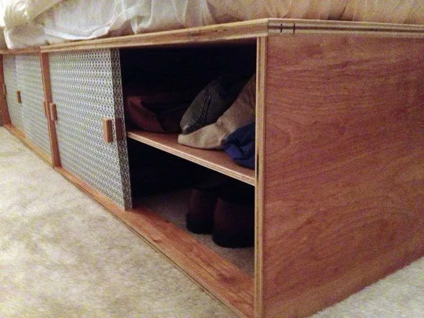 кровать из дерева с ящиками для хранения