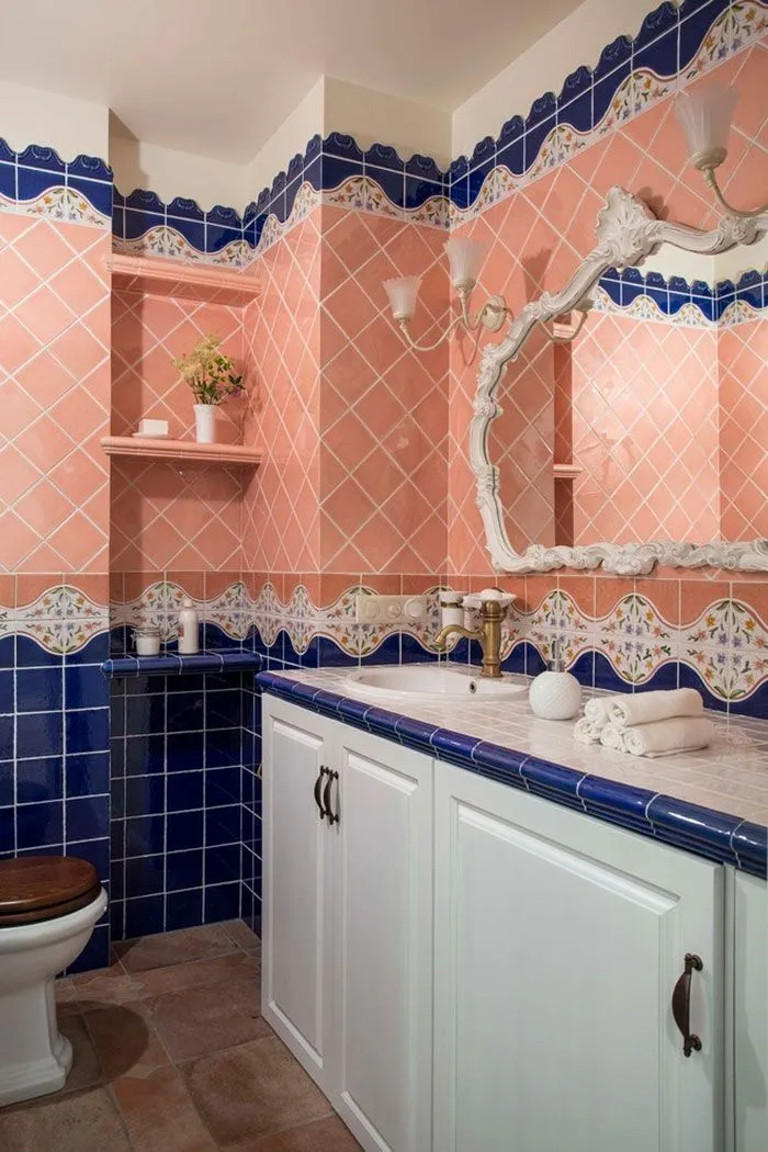 Розовая и синяя плитка с фигурными бордюрами создала колоритный дизайн