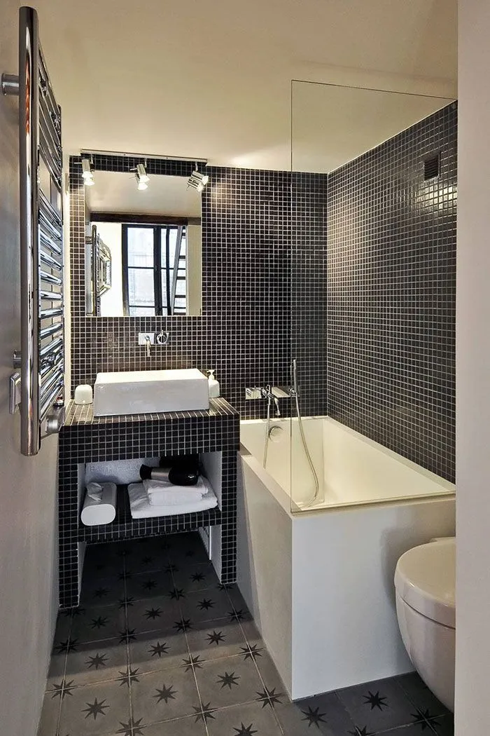 Ванная комната монохромной расцветки с использованием мозаики